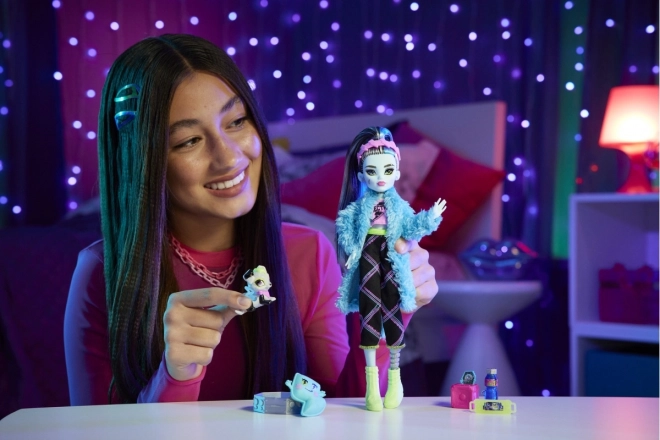 Lală Monster High Petrecere în Pijamale Frankie Stein