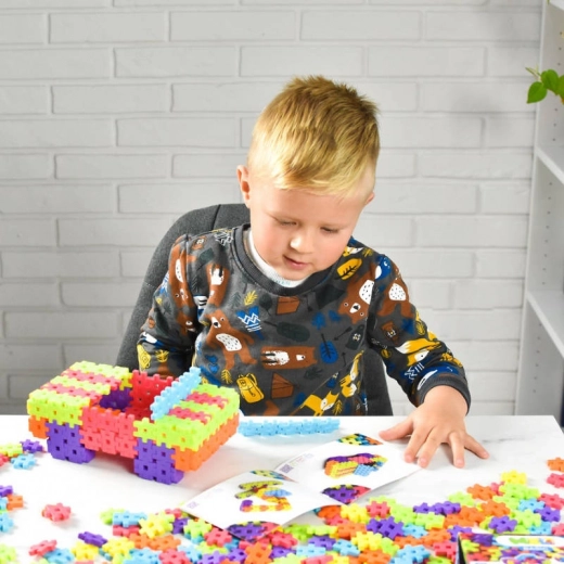 Construiești, transporți, te joci