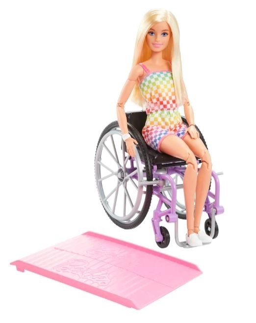 Barbie fotomodel pe scaun cu rotile