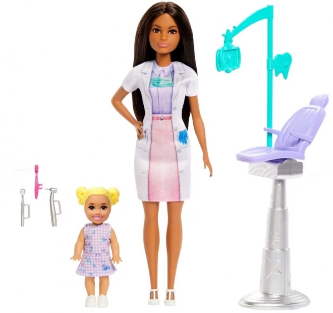 Barbie dentistă cu pacient cu păr închis la culoare