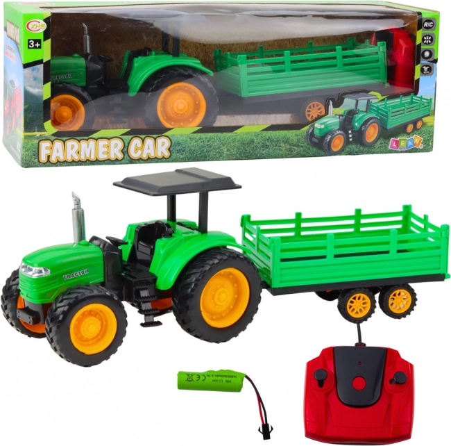 Tractor fermier verde teleghidat cu remorcă