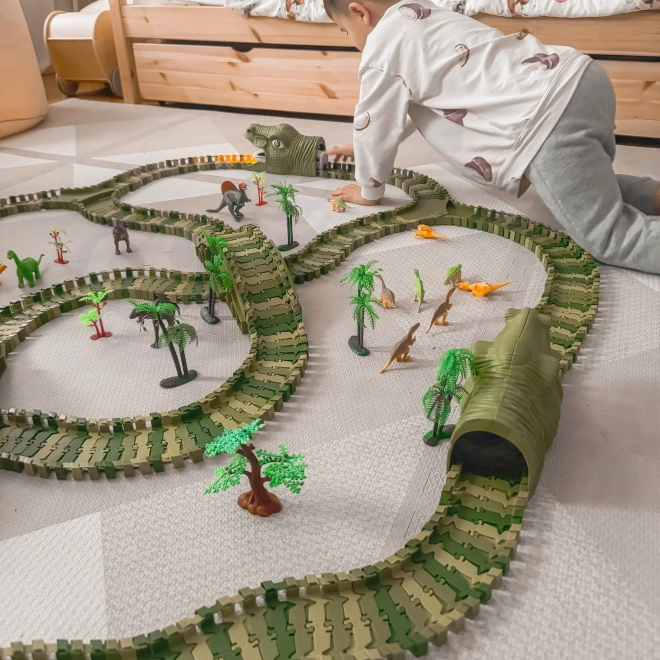 Circuit de curse cu dinozauri, mașinuță și figurine