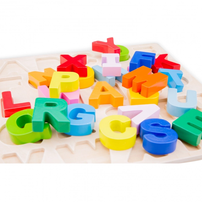 Puzzle cu litere din lemn