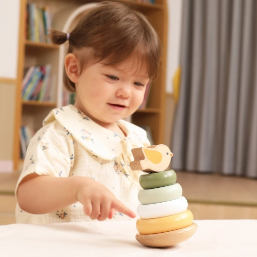 Joacă distractivă cu o păsăreluță drăgălașă