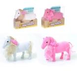 Cal cu broșă decorativă