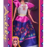 Păpușa Martyna în rochie cu flori și bentiță