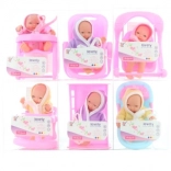 Bebeluș cu accesorii pentru joacă