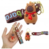 Pandantiv capibara cu eșarfă roșie