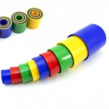 Piramidă colorată stivuibilă din pahare