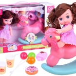 Păpușă în rochie roz cu buline, cu căluț balansoar și accesorii