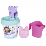 Găletușă de nisip Gabby’s Dollhouse cu stropitoare și accesorii