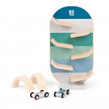 pistă auto din lemn cu mașinuțe și arcade