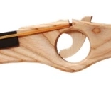 Pușcă din lemn – jucărie mare, naturală, pentru micii cowboy