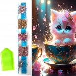 Pictură cu diamante pe pânză – pisoiaș în ceașcă de ceai 23 × 30 cm