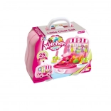 Set de bucătărie într-o valiză în formă de mașinuță pentru mici bucătărese